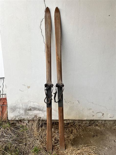 historické lyže a boby vystavené v múzeu