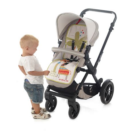 Ilustrácia porovnania golfového a športového kočíka