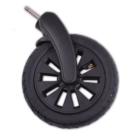 Detail zdvojených predných koliesok na kočíku