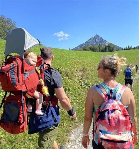 Fotografia rodiny s dieťaťom v nosiči Manduca na turistike v horách