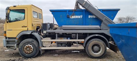 Sklápač s nákladom stavebného odpadu