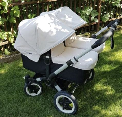 Vizualizácia podvozku kočíka s nafukovacími zadnými a otočnými prednými kolesami