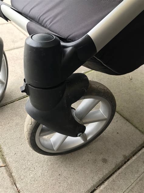 Detail odpruženia a kolies kombinovaného kočíka