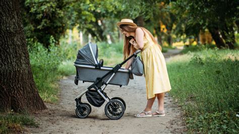 Ukážka rôznych odtieňov sivých kočíkov s kontrastnými detailmi