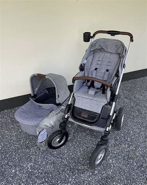 Ilustračná fotografia kombinovaného kočíka ABC Design Viper 4 v prírodnom prostredí.