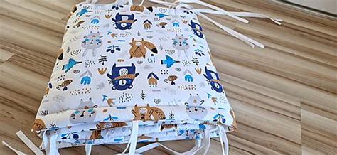 Ilustrácia rôznych komponentov súpravy do postieľky: hniezdočko, mantinel, zavinovačka, obliečky, baldachýn.