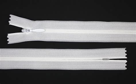 Detailný záber na skrytý zips alebo predel na šatách určených na dojčenie