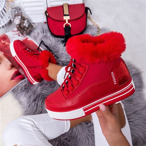 Ilustračné foto detských nôžok v teplých kozušinových topánočkách