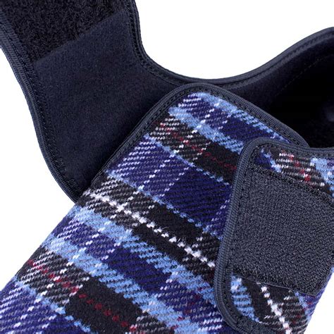 Detail detskej ruky zapínajúcej topánočku na suchý zips