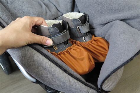 Ilustrácia návlekov na detské topánočky chrániace pred nečistotami