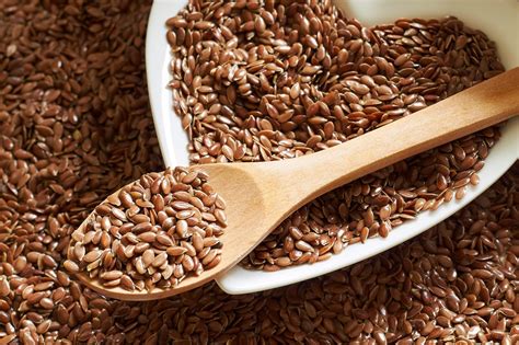 Zväčšený záber na ľanové semienka s popisom ich nutričných hodnôt.