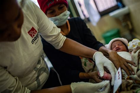 Schéma prenosu mikrobiómu z matky na novorodenca počas prirodzeného pôrodu.