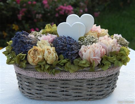 ukážka ovocnej kytice v košíku