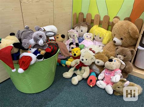 koláž rôznych personalizovaných darčekov, ako sú hrnčeky, tričká a plyšové hračky s fotografiami