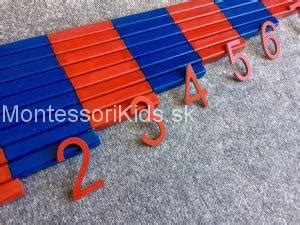 Montessori pomôcky: červeno-modré tyče a stojan s farebnými perlami.