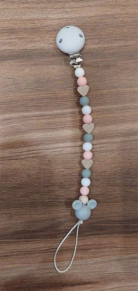 Detail silikónovej retiazky na cumlík s farebnými korálkami