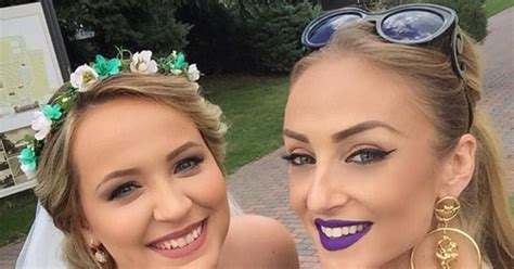 profesionálna vizážistka Lucia Sládečková pri práci s klientkou