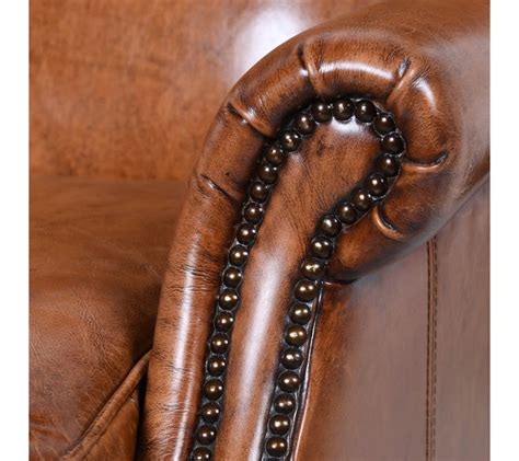 Detail interiéru luxusného kočiara s koženým čalúnením a drevenými prvkami