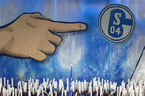 fotografia mladého Mesuta Özila v drese Schalke 04