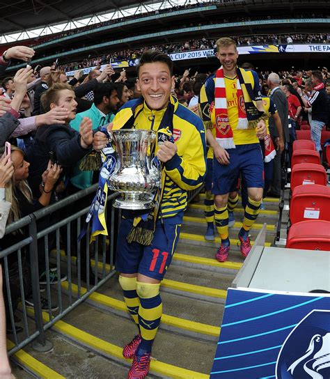 Mesut Özil s trofejou FA Cup