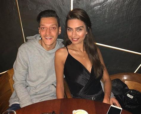 Mesut Özil s manželkou Amine Gülşe a dcérou Edou