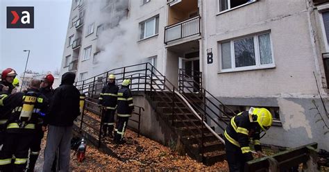 záchranári v troskách bytového domu v Magnitogorsku