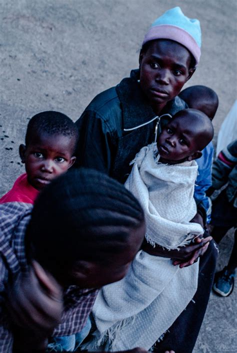 ilustrácia symbolizujúca ochranu dieťaťa a pomoc obetiam násilia