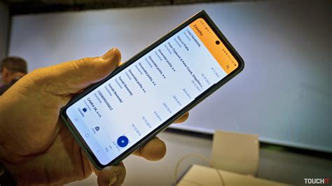 Ilustračná fotografia ženy, ktorá si zapisuje jedálniček do mobilnej aplikácie