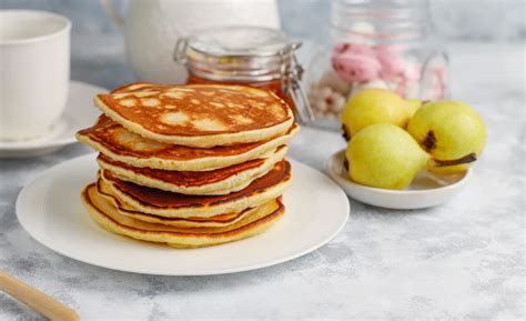 Ilustrácia rôznych jedál vhodných pre deti, ako sú lievance, pirohy a nanuky.