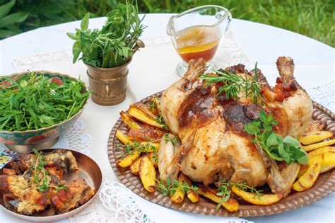 Fotografia rôznych hotových jedál - pečené kura, halušky, cestoviny.