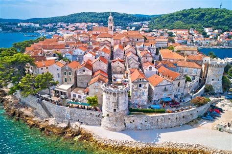 panoramatický pohľad na historické mesto Korčula s hradbami a morom