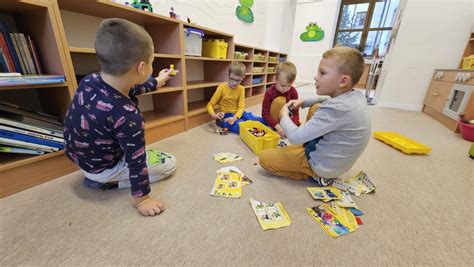 koláž fotografií znázorňujúcich rôzne aktivity v škôlke: hranie sa s hračkami, kreslenie, čítanie