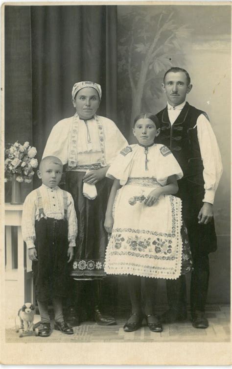 Anna Očenášová v krekáčskom polokroji