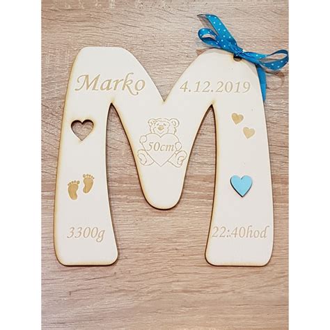 Ilustračná fotografia drevenej dekorácie s menom a údajmi o narodení dieťaťa