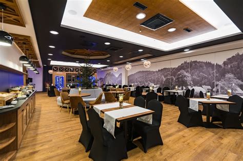 interiér 3-lôžkovej izby s kuchynským kútikom a prístupom na balkón