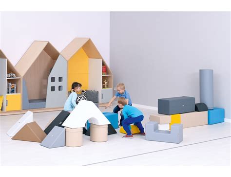 Fotografia moderných a hravých interiérov súkromných jasličiek s prvkami na rozvoj detí.