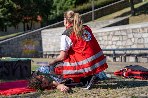 Ilustračná schéma prvej pomoci alebo symbol darcovstva krvi
