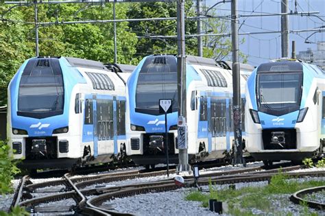 Infografika s porovnaním cien miesteniek pre rôzne triedy a typy vlakov