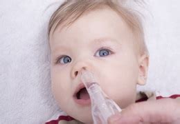 Ilustrácia rôznych typov odsávačiek hlienov pre deti.