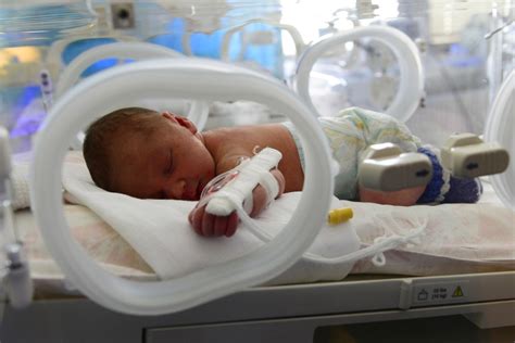 Novorodenec v inkubátore, symbolizujúci starostlivosť o predčasne narodené deti