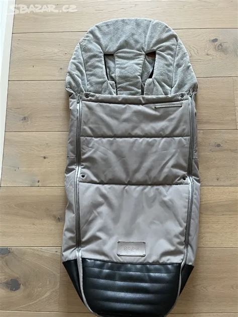 Koláž rôznych doplnkov ku kočíkom: fusak, taška, pláštenka, tienidlo.