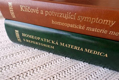 Ilustrácia homeopatických guľôčok a byliniek.