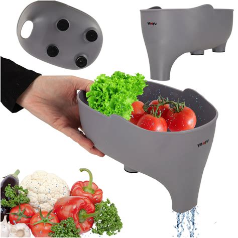 Obrázok dieťaťa, ktoré s radosťou je ovocie a zeleninu v tvare zvieratiek.