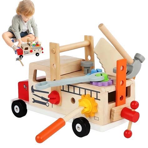 Deti sa hrajú s drevenými Montessori hračkami, ktoré podporujú rozvoj jemnej motoriky a kreativity.