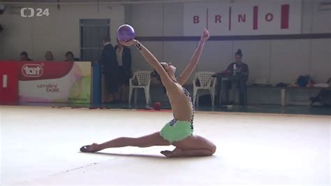 moderní gymnastka při cvičení s kužely