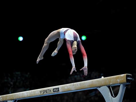 moderní gymnastka s úsměvem na tváři