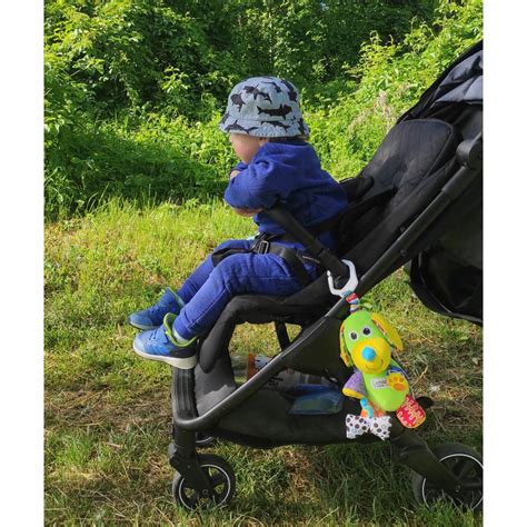 Ilustračná fotografia bábätka v športovom kočíku, ktoré sa pozerá von