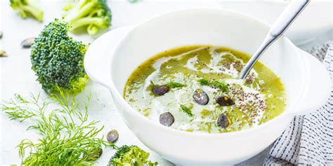 Tanier s jemným pyré z brokolice a morčacieho mäsa pre bábätko.