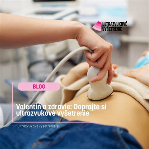 Lekár vykonáva ultrazvukové vyšetrenie brucha tehotnej ženy