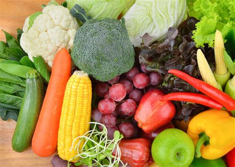 Farebná miska s rôznymi druhmi ovocia a zeleniny, symbolizujúca